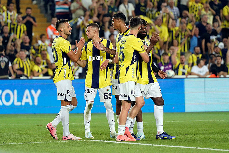 Fenerbahçe’de İsyan! Yıldız Futbolcu Kadro Dışı mı Kalacak? 🔥⚽